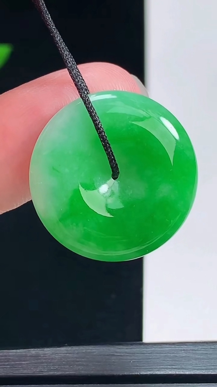 天然A货翡翠平安扣吊坠，尺寸22-5 重量:5.42g
7月9日