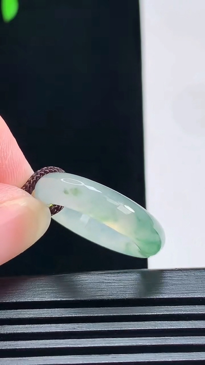 天然A货翡翠冰种飘花玉指环 戒指，尺寸17.3-5-3.6 重量:4.00g2026年7月9日
工厂直销收藏佳品,种好水足，色泽均匀，有种有色，上手高大气！