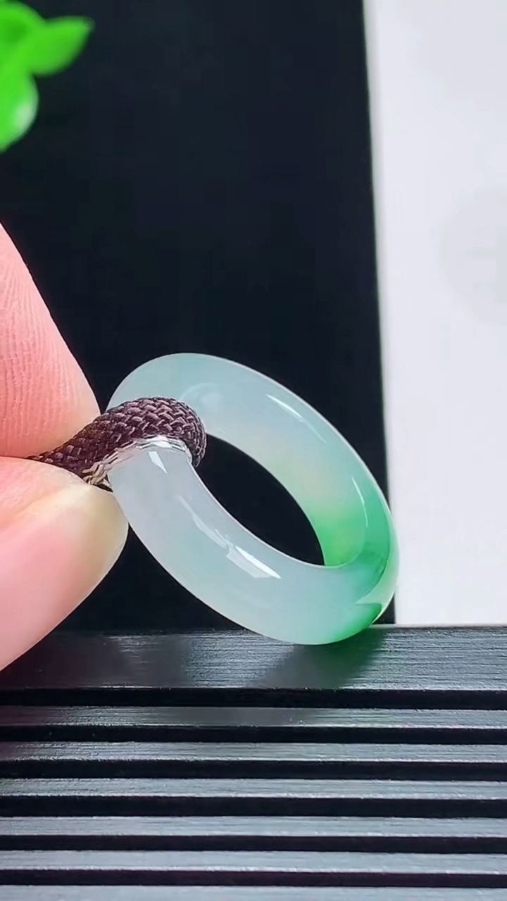天然A货翡翠玉指环 戒指，尺寸16.3-5.5-4 重量:4.46g2026年7月9日
工厂直销收藏佳品,种好水足，色泽均匀，有种有色，上手高大气！