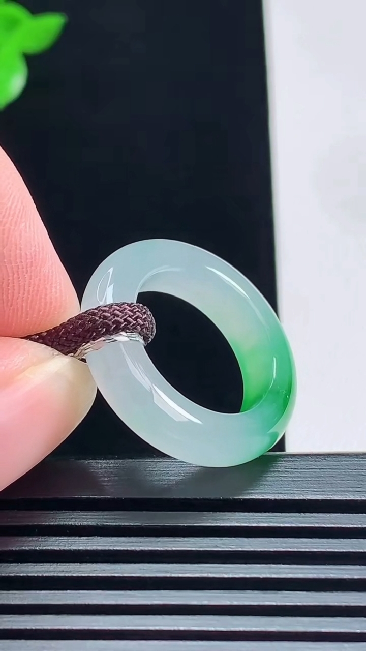 天然A货翡翠玉指环 戒指，尺寸16.3-5.5-4 重量:4.46g2026年7月9日
工厂直销收藏佳品,种好水足，色泽均匀，有种有色，上手高大气！