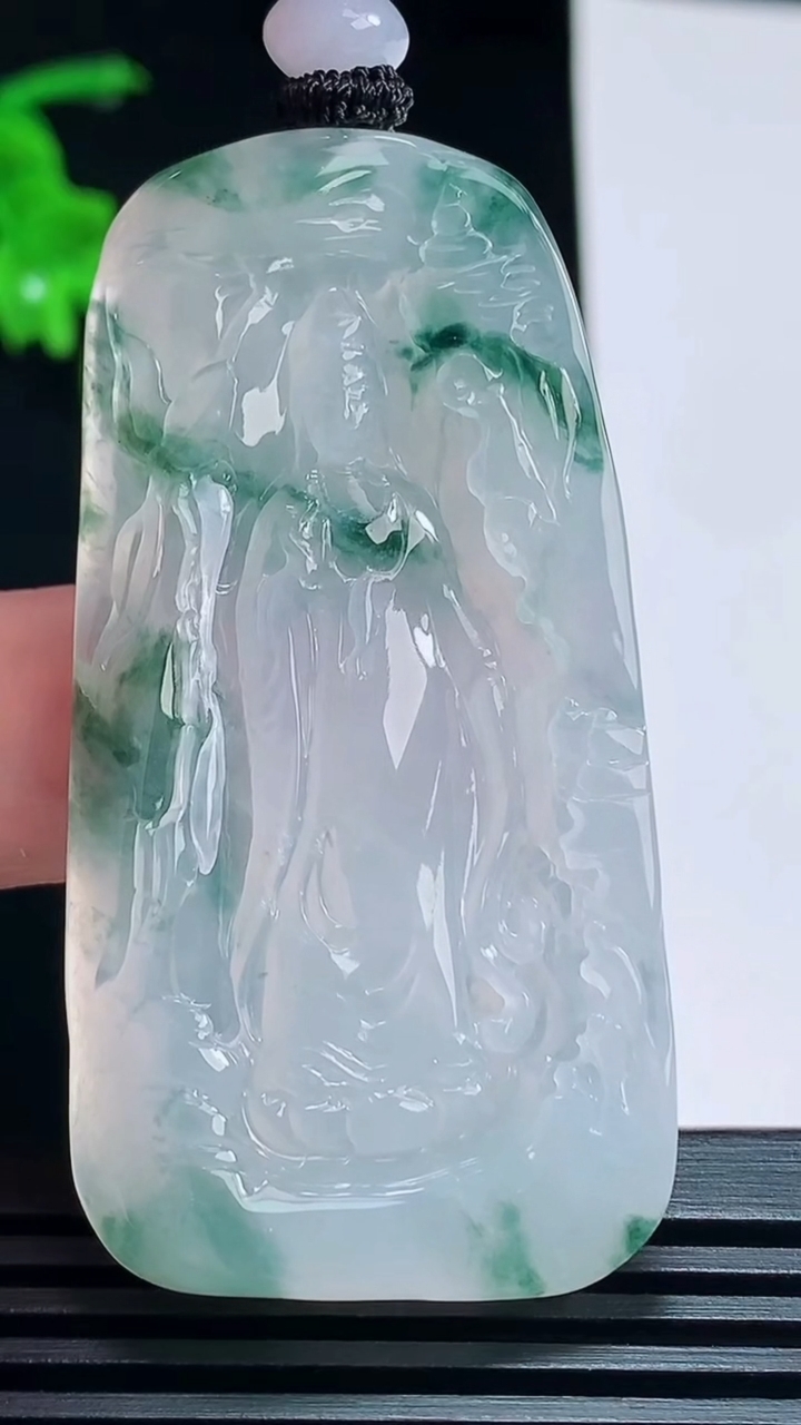 天然A货翡翠冰种飘花观音菩萨吊坠，尺寸57-30-6.3 重量:26.64g
7月9日