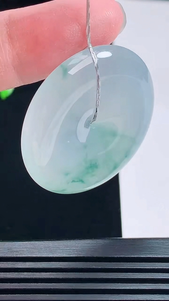 天然A货翡翠种飘花平安扣吊坠，尺寸35.5-6 重量:15.75g
7月9日