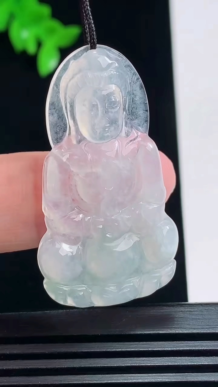 天然A货翡翠正装观音吊坠，尺寸42-23-3.5 重量:5.66g
7月9日