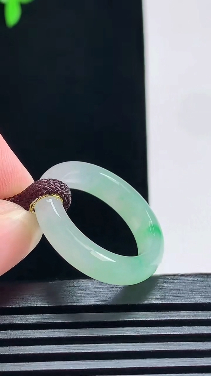 天然A货翡翠玉指环 戒指，尺寸18.5-5-3.6 重量:4.24g2026年7月9日
工厂直销收藏佳品,种好水足，色泽均匀，有种有色，上手高大气！