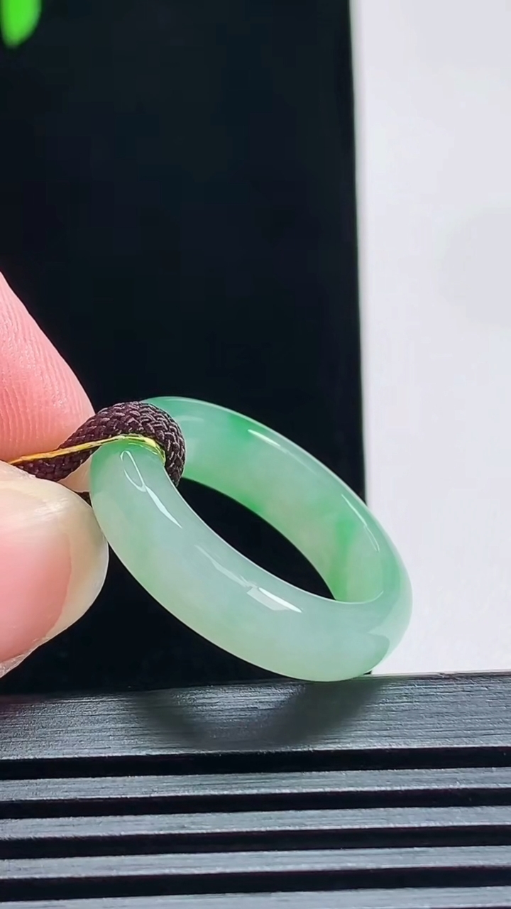 天然A货翡翠玉指环 戒指，尺寸18.5-5.6-3.8 重量:4.55g2026年7月9日
工厂直销收藏佳品,种好水足，色泽均匀，有种有色，上手高大气！