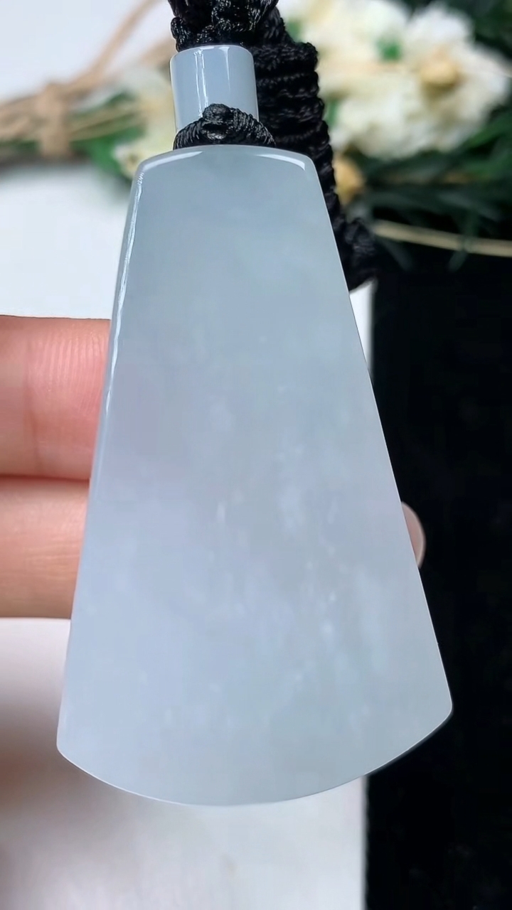 天然A货翡翠白冰仿古龙牌吊坠，尺寸47.7-29-9.3，重量:34.76g
7月9日