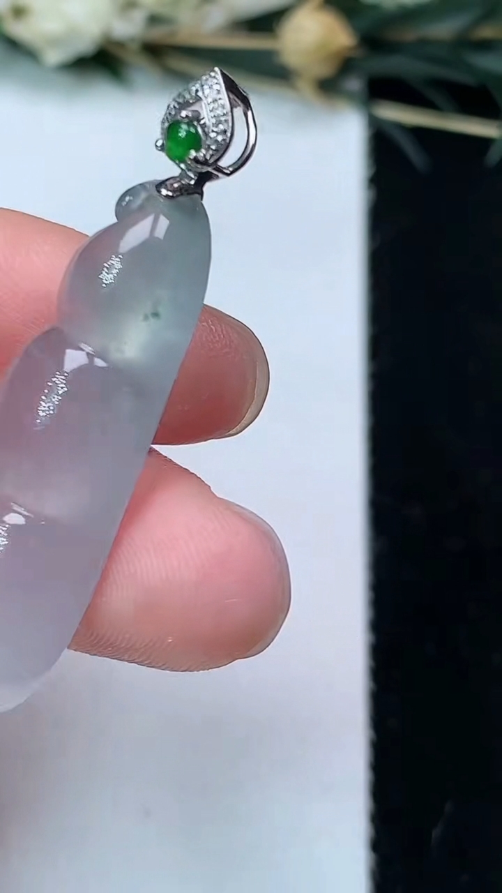 天然A货翡翠飘花福豆吊坠，尺寸33-11.6-6.8，重量:5.32g
7月9日