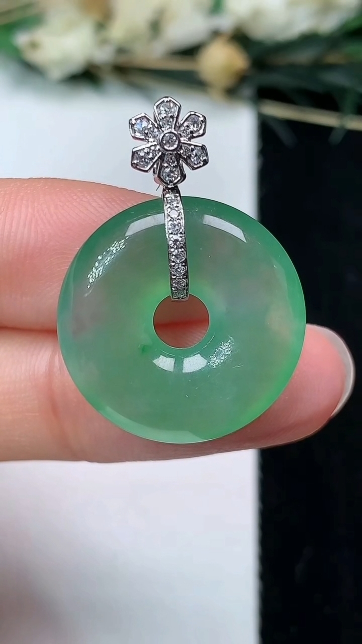 天然A货翡翠平安环吊坠，尺寸20-4.5，重量:4.30g
7月9日