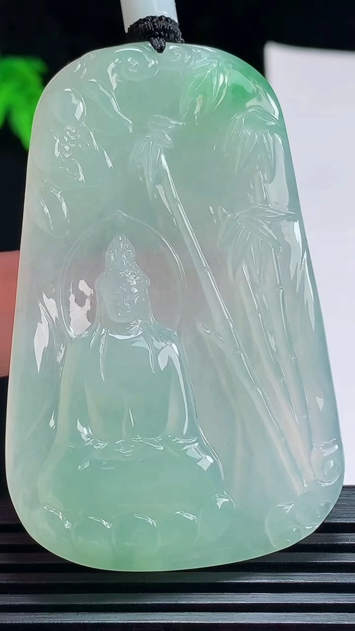 天然A货翡翠观音菩萨吊坠，尺寸62-40-5.8 重量:33.65g
7月9日