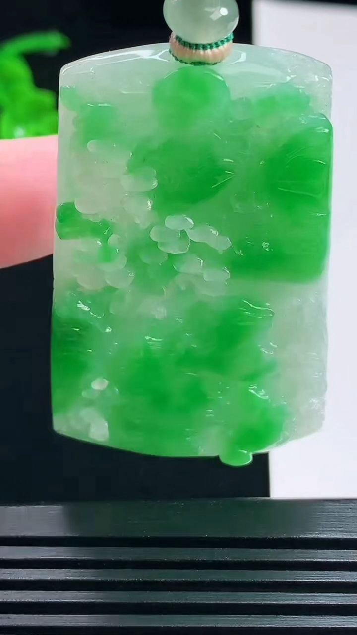 天然A货翡翠山水牌吊坠，尺寸53.5-34-8.2 重量:37.39g
7月9日