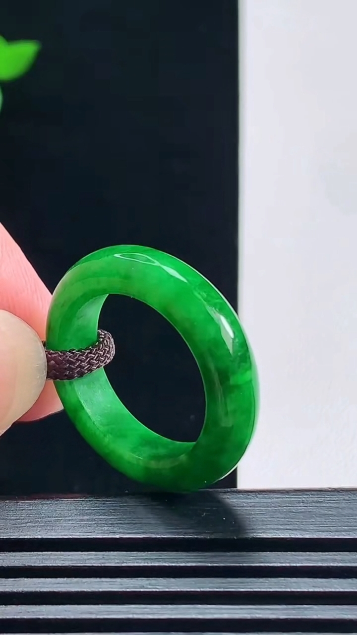 天然A货翡翠玉指环 戒指，尺寸17.5-5.2-3.6 重量:4.00g2026年7月9日
工厂直销收藏佳品,种好水足，色泽均匀，有种有色，上手高大气！