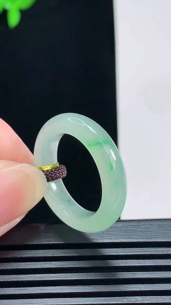 天然A货翡翠玉指环 戒指，尺寸18.2-5.3-3.8 重量:4.32g2026年7月9日
工厂直销