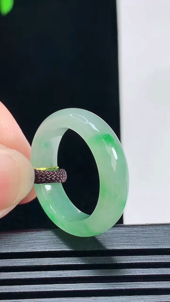 天然A货翡翠玉指环 戒指，尺寸18.5-5.6-3.8 重量:4.55g2026年7月9日
工厂直销