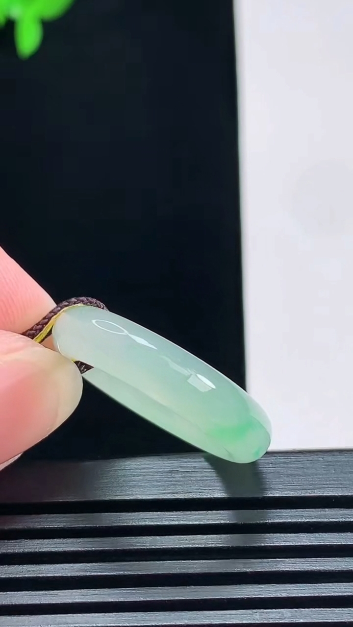 天然A货翡翠玉指环 戒指，尺寸18.2-5.3-3.8 重量:4.32g2026年7月9日
工厂直销收藏佳品,种好水足，色泽均匀，有种有色，上手高大气！