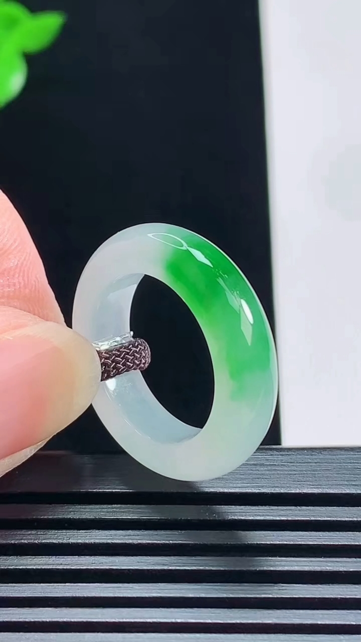 天然A货翡翠玉指环 戒指，尺寸16.3-5.5-4 重量:4.46g2026年7月9日
工厂直销收藏