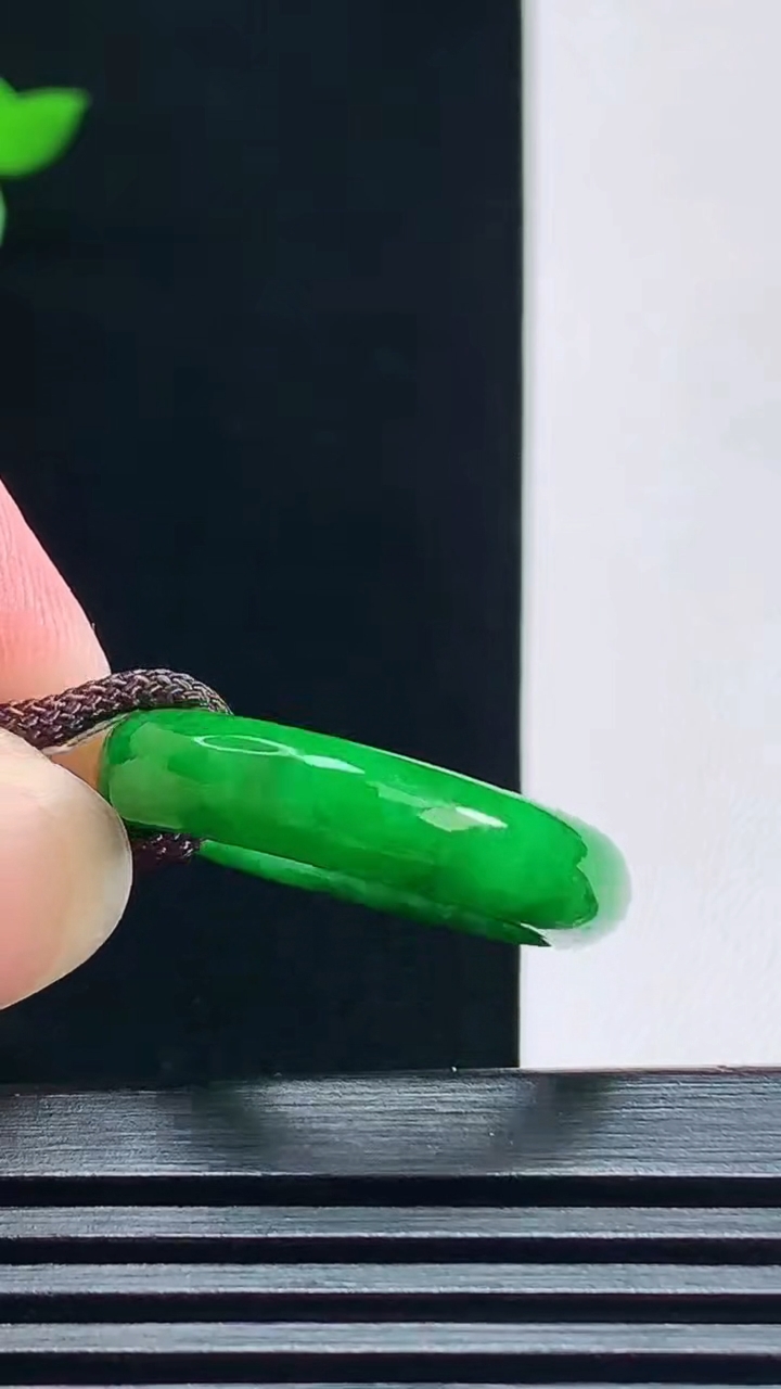 天然A货翡翠玉指环 戒指，尺寸17.5-5.2-3.6 重量:4.00g2026年7月9日
工厂直销收藏佳品,种好水足，色泽均匀，有种有色，上手高大气！
