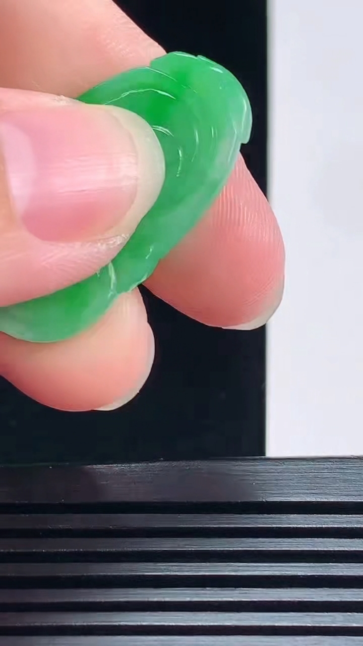 天然A货翡翠如意吊坠，尺寸32.6-19-5.2 重量:6.52g
7月9日