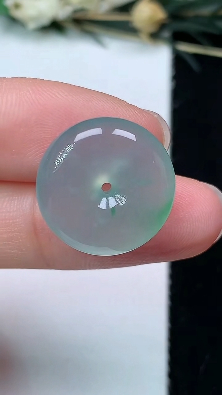 天然A货翡翠平安扣吊坠，尺寸17.3-6，重量:3.84g
7月9日