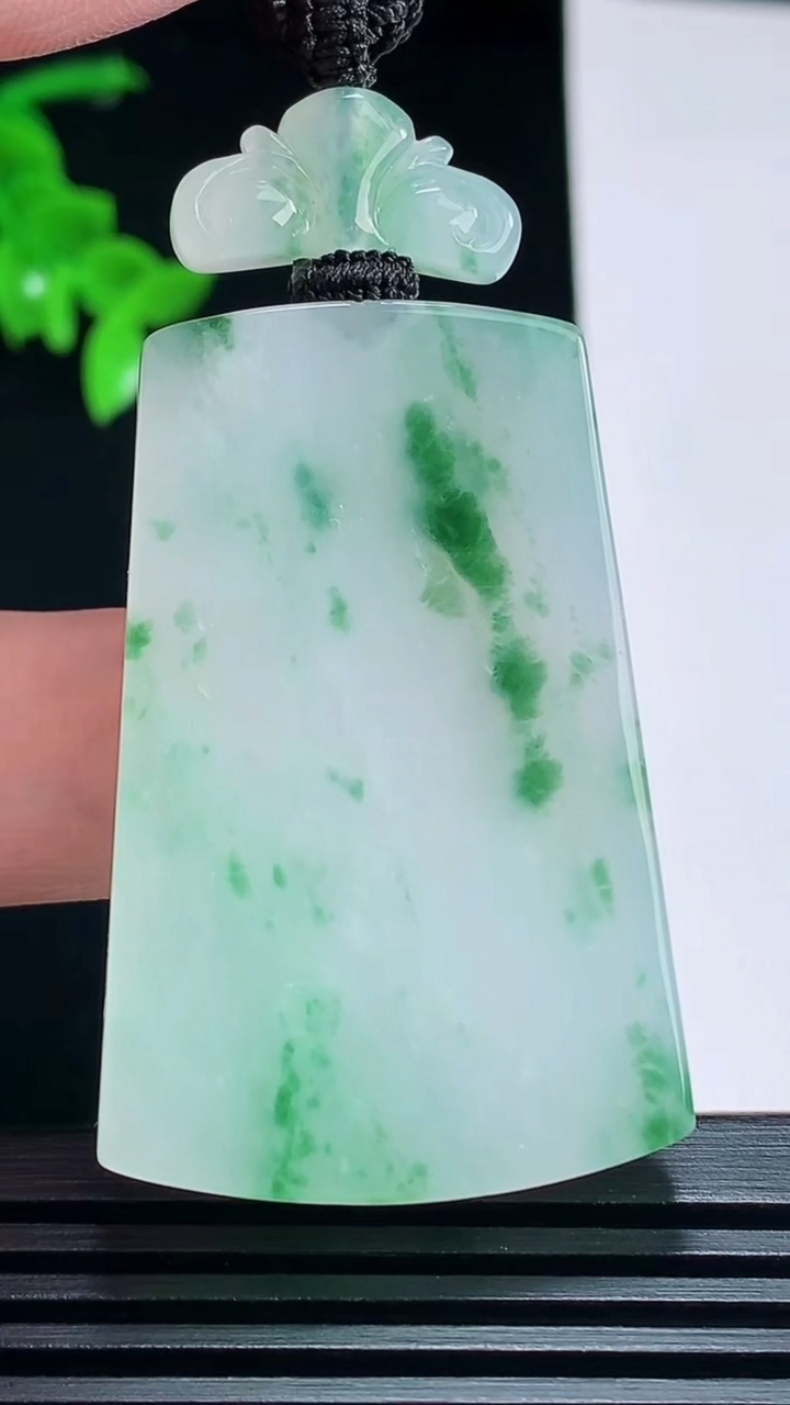 天然A货翡翠冰种飘花仿古无事牌吊坠，尺寸45.6-30-5.6 重量:26.16g
7月9日