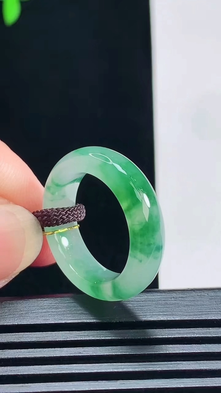 天然A货翡翠玉指环 戒指，尺寸17.3-5.5-3.6 重量:4.28g2026年7月9日
工厂直销