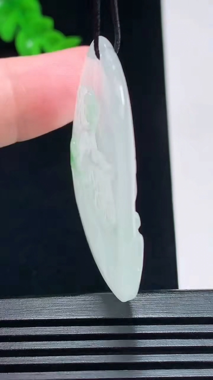 天然A货翡翠梅花鹿吊坠，尺寸47.6-34-5.5 重量:15.67g
7月9日