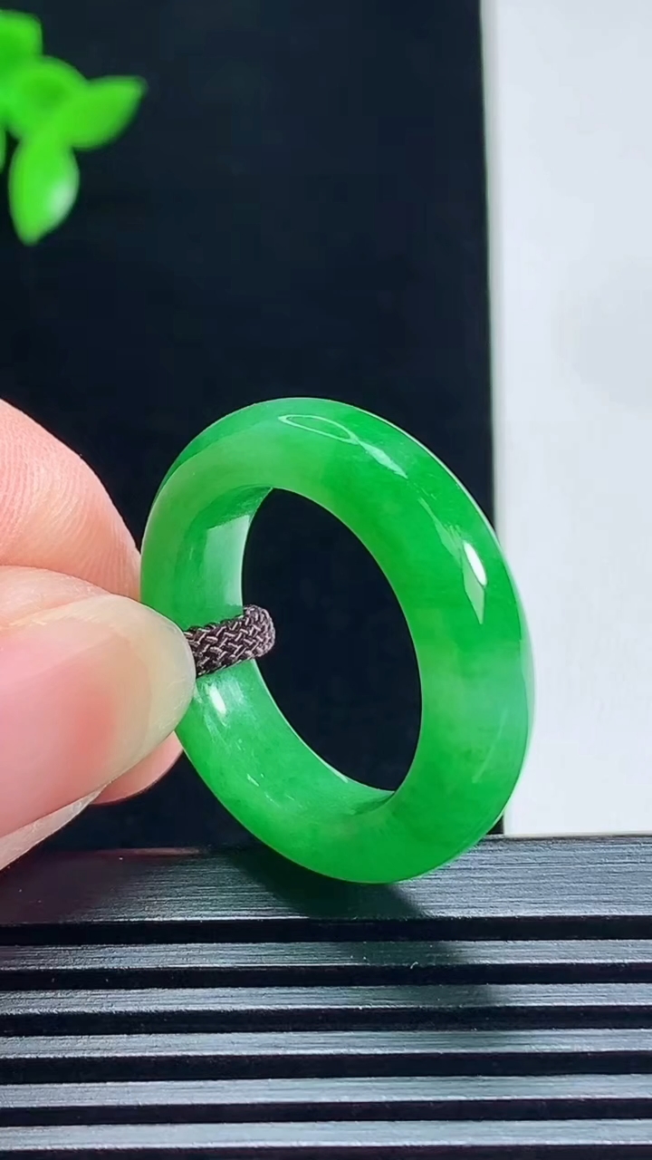 天然A货翡翠玉指环 戒指，尺寸18.3-5.6-4.5 重量:5.34g2026年7月9日
工厂直销
