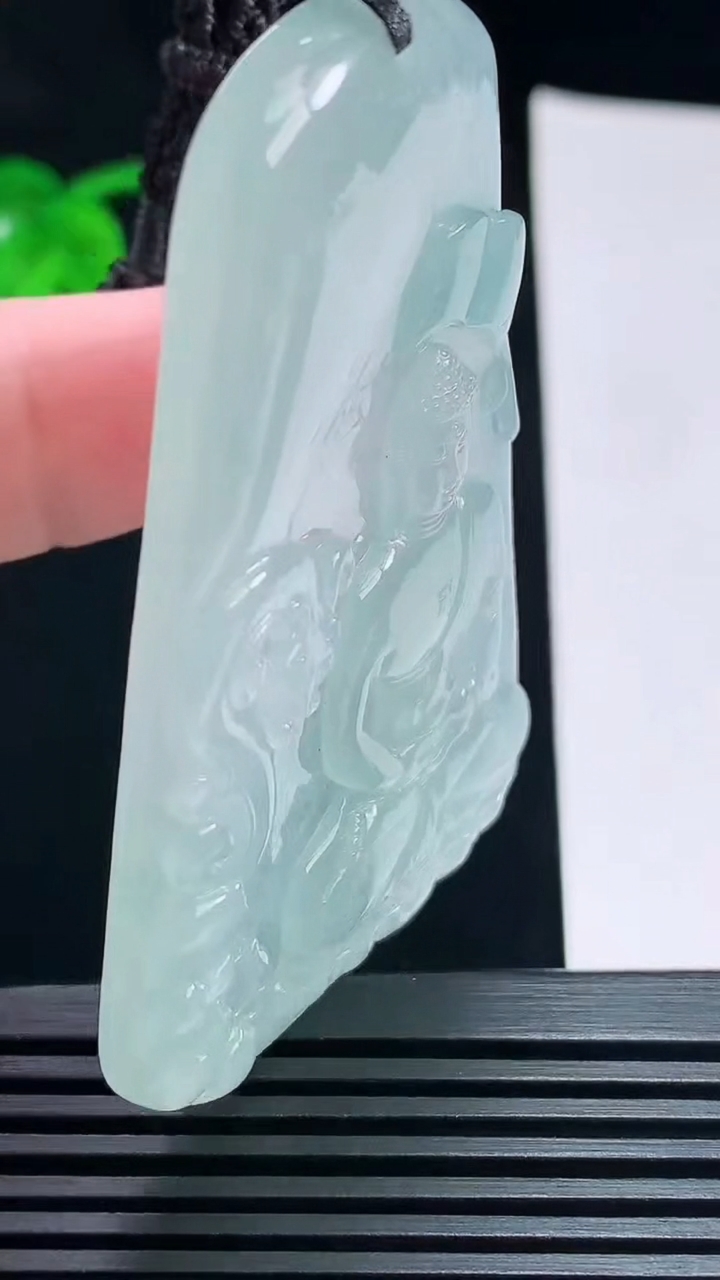 天然A货翡翠种飘花大日如来佛吊坠，尺寸66.5-43.5-6.2 重量:40.47g
7月9日