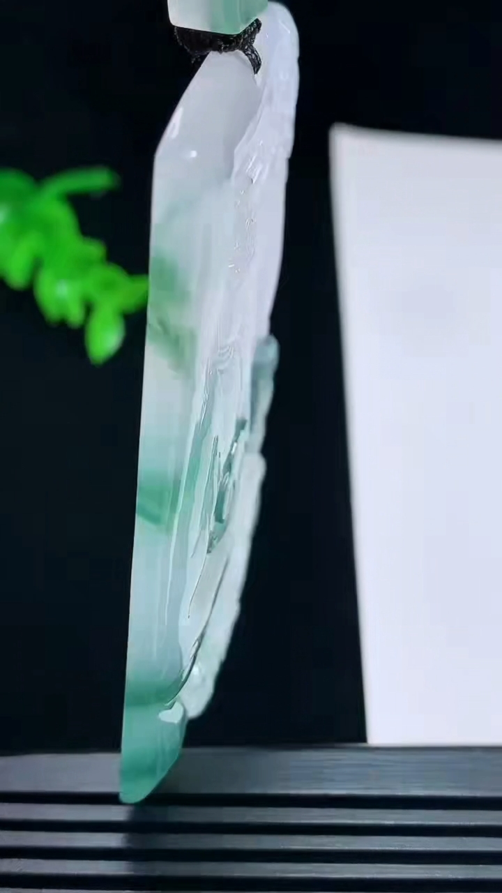 天然A货翡翠种飘花普贤菩萨吊坠，尺寸70-45-5 重量:41.77g
7月9日