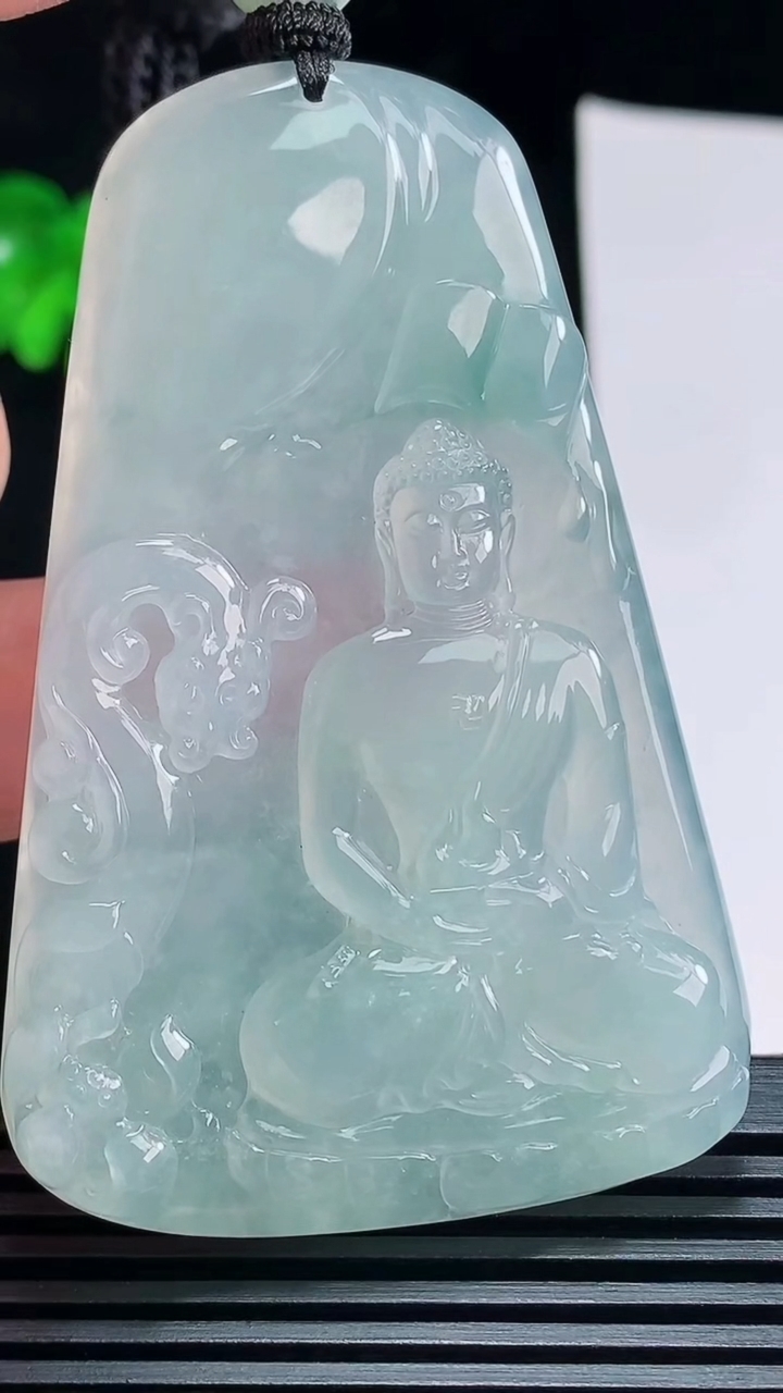 天然A货翡翠种飘花大日如来佛吊坠，尺寸66.5-43.5-6.2 重量:40.47g
7月9日