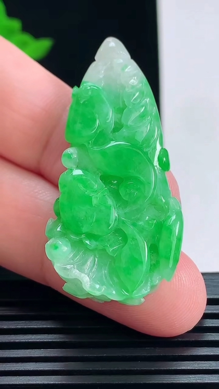 天然A货翡翠白菜吊坠，尺寸46.2-22-9.6 重量:13.01g
7月9日