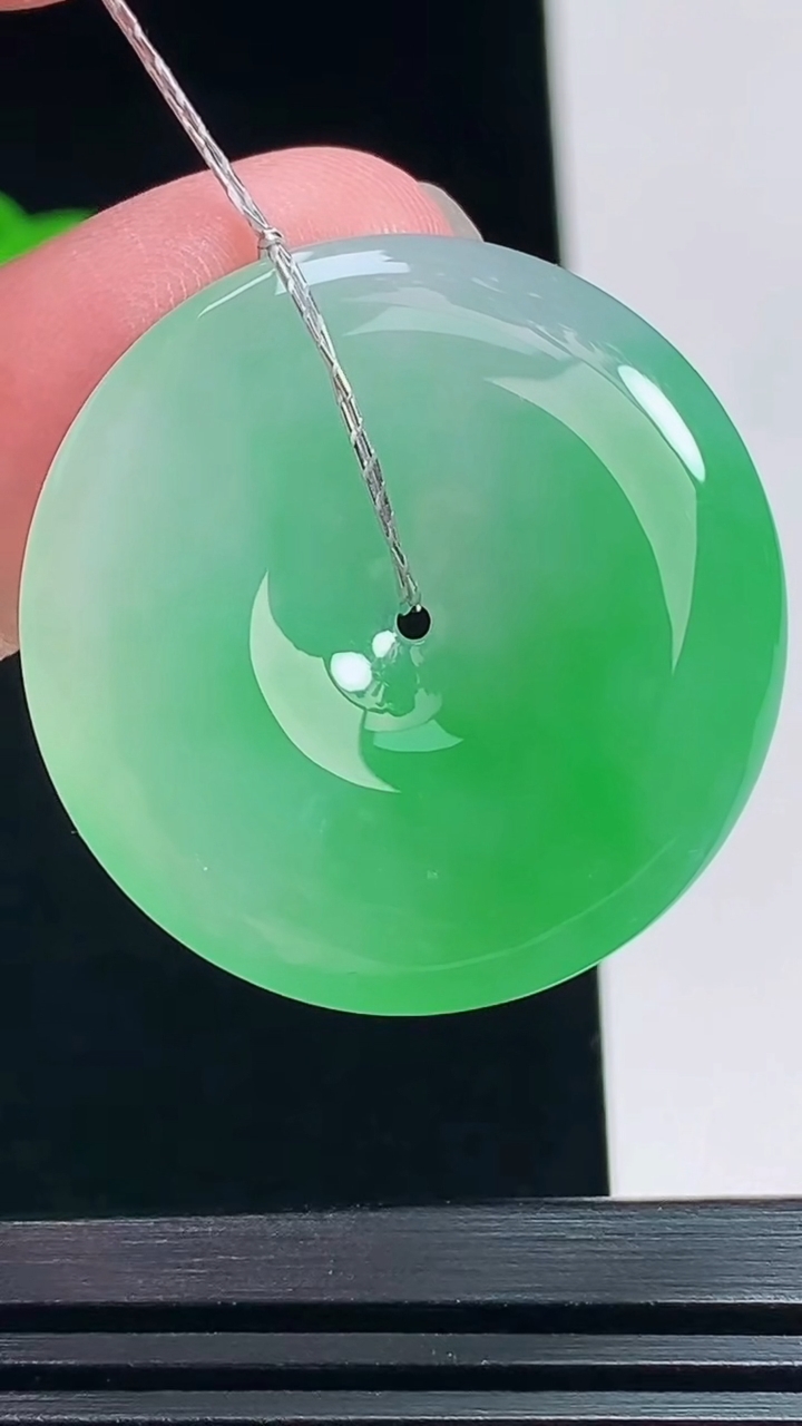 天然A货翡翠平安扣吊坠，尺寸31.5-5.8 重量:11.85g
7月9日