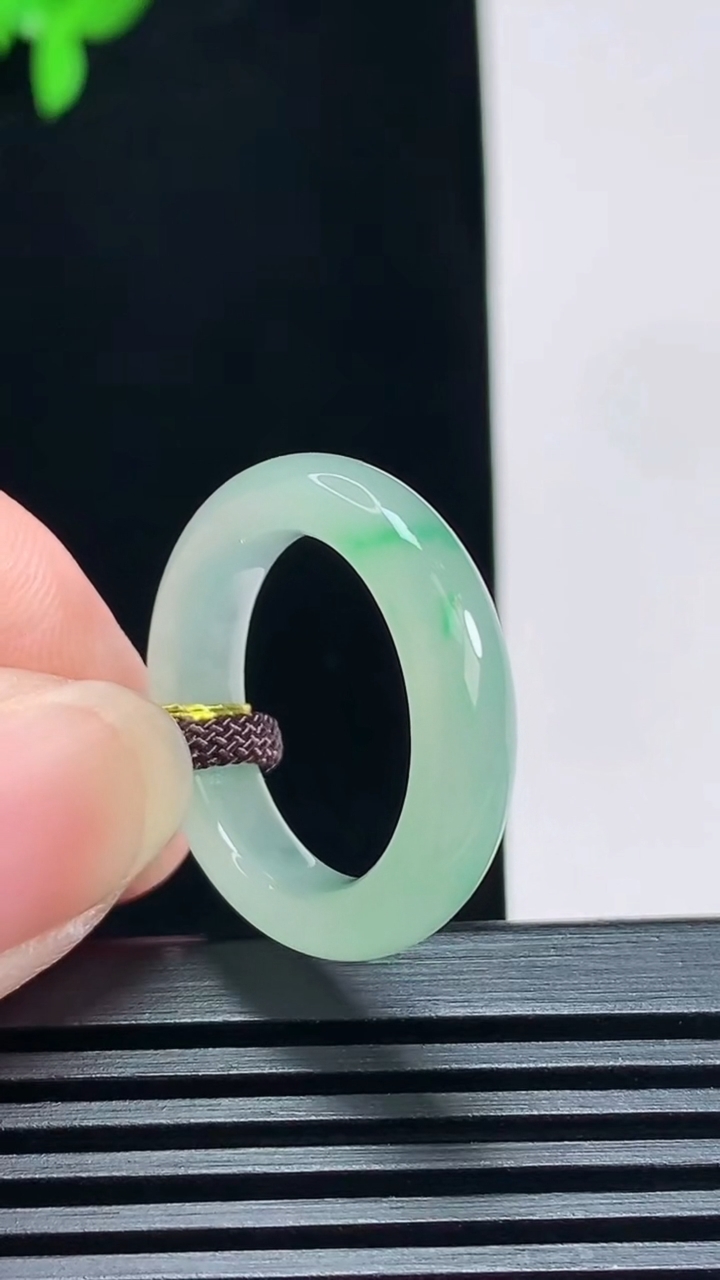 天然A货翡翠玉指环 戒指，尺寸18.2-5.3-3.8 重量:4.32g2026年7月9日
工厂直销收藏佳品,种好水足，色泽均匀，有种有色，上手高大气！
