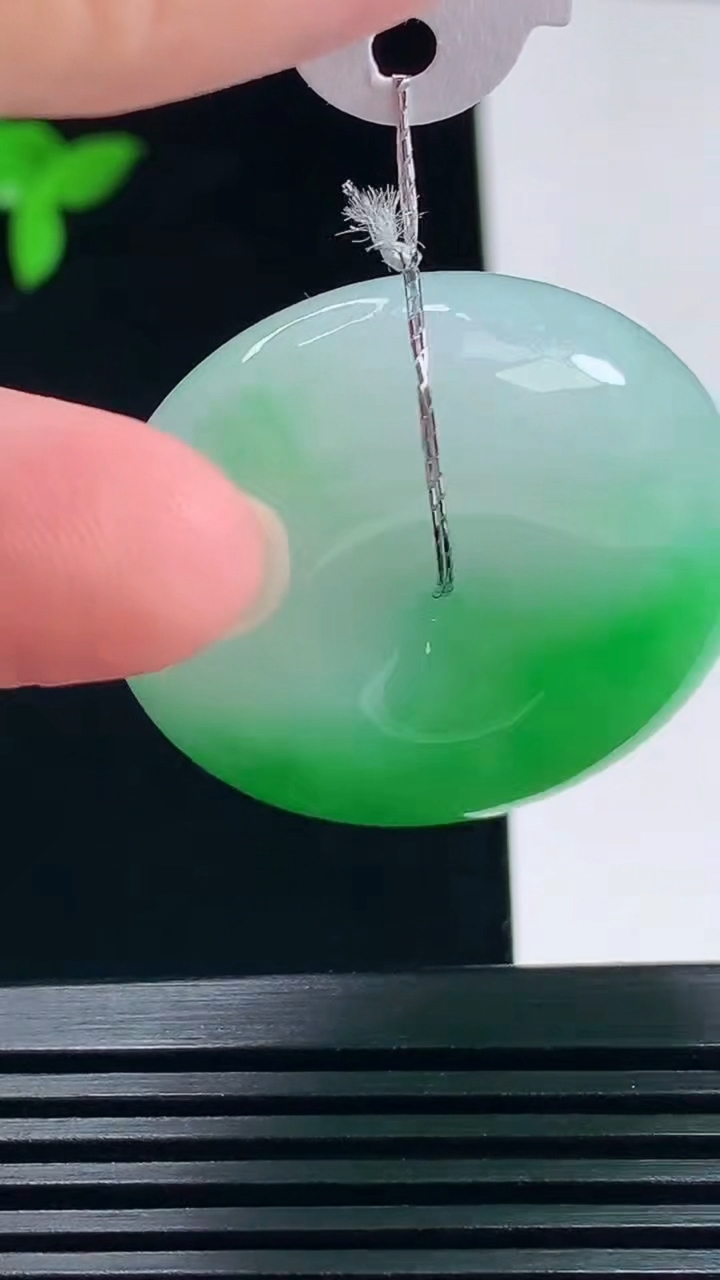 天然A货翡翠平安扣吊坠，尺寸33-12.2 重量:29.18g
7月9日