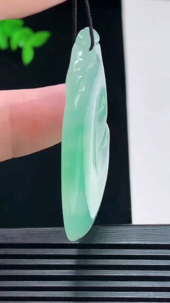 天然A货翡翠如意吊坠，尺寸49.6-33-4.8 重量:15.55g
7月9日