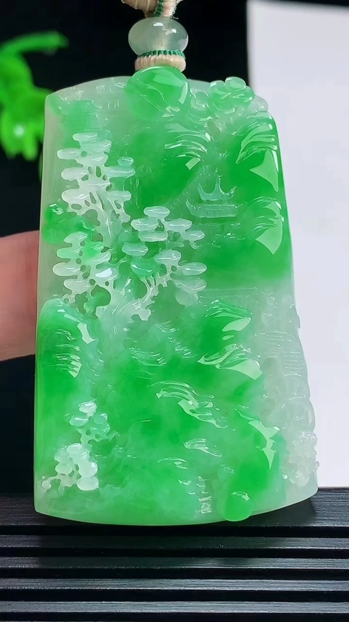 天然A货翡翠山水牌吊坠，尺寸53.5-34-8.2 重量:37.39g
7月9日
