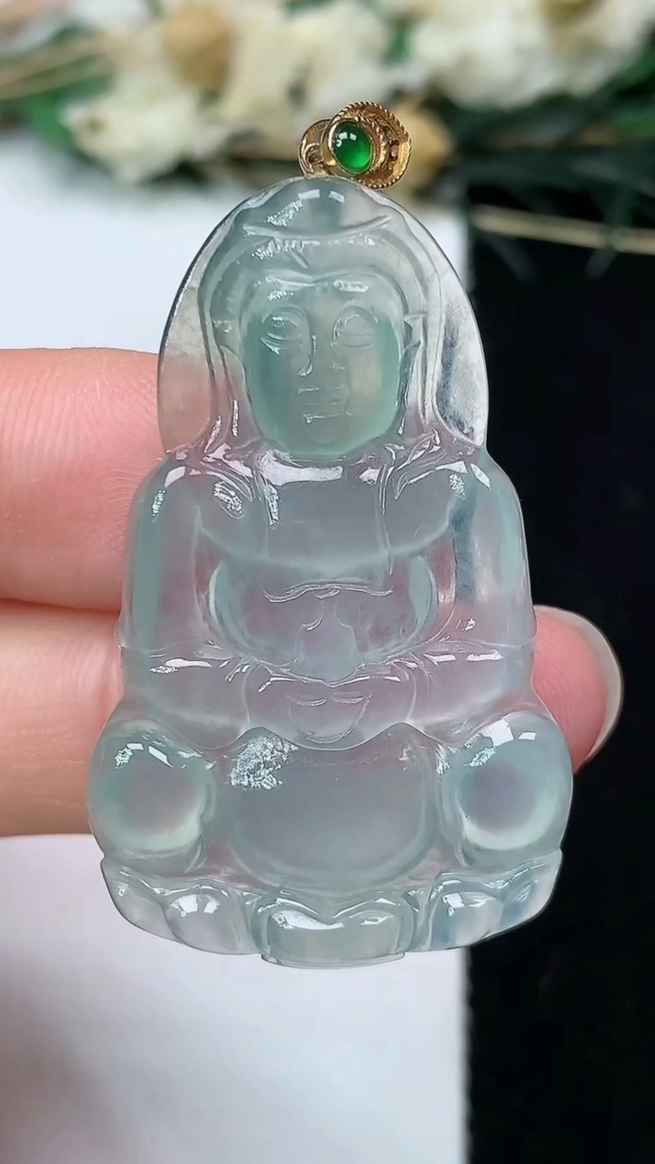 天然A货翡翠观音菩萨吊坠，尺寸38.6-23.4-3.6，重量:5.52g
7月9日