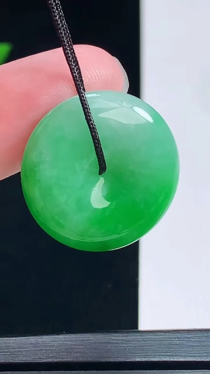 天然A货翡翠平安扣吊坠，尺寸22-5 重量:5.42g
7月9日