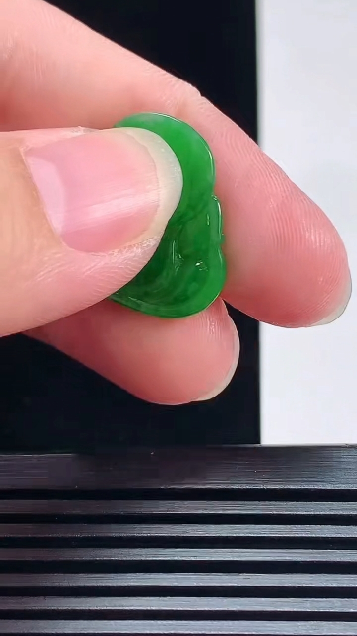 天然A货翡翠佛公吊坠，尺寸20-23.6-4 重量:3.76g
7月9日
