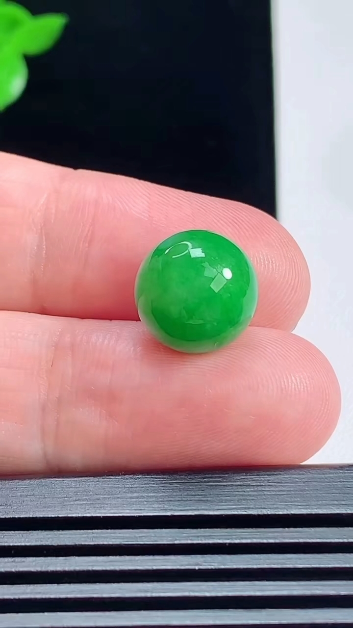 天然A货翡翠圆珠镶嵌件，尺寸12 重量:3.00g
7月9日