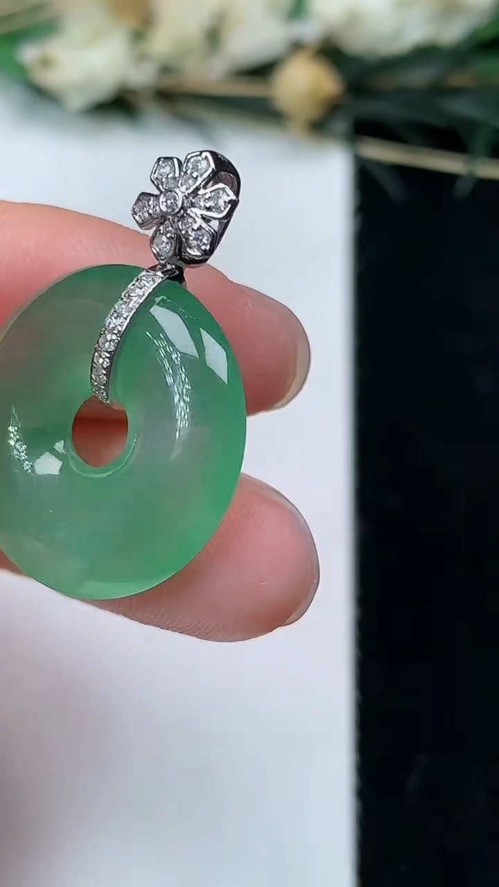 天然A货翡翠平安环吊坠，尺寸20-4.5，重量:4.30g
7月9日