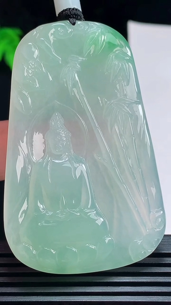天然A货翡翠观音菩萨吊坠，尺寸62-40-5.8 重量:33.65g
7月9日