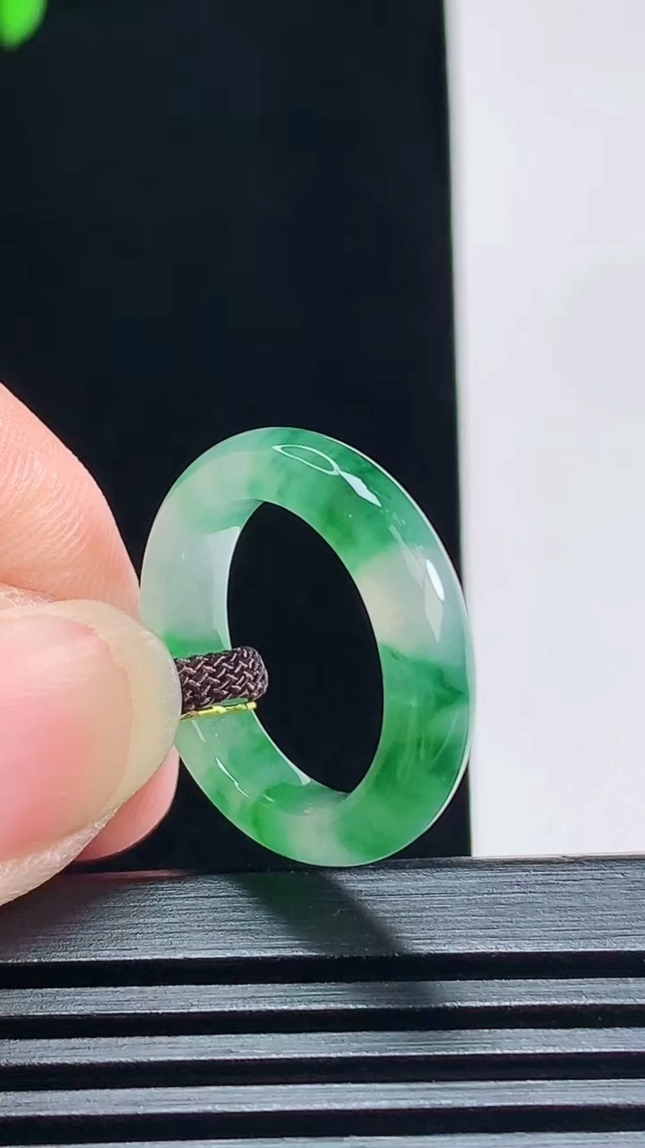 天然A货翡翠玉指环 戒指，尺寸16.3-4.2-3.5 重量:3.00g2026年7月9日
工厂直销