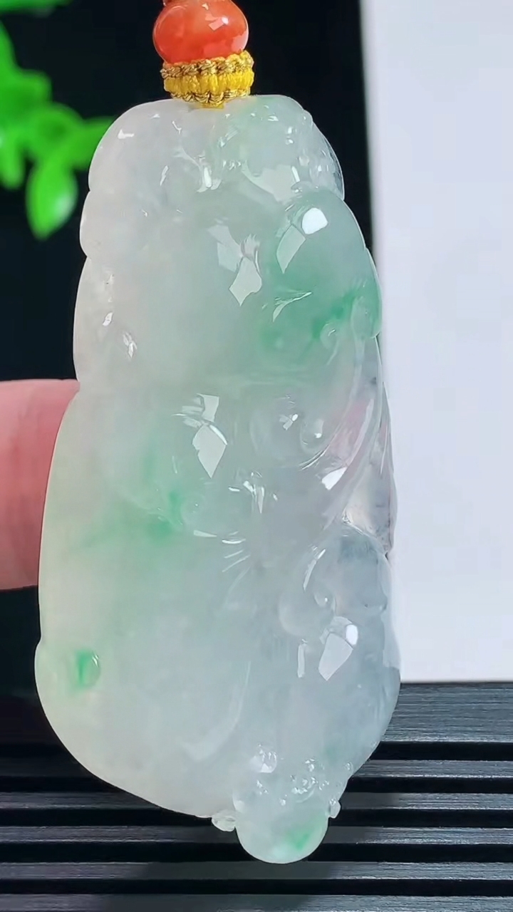 天然A货翡翠如意吊坠，尺寸53-26.6-10 重量:27.8g
7月9日