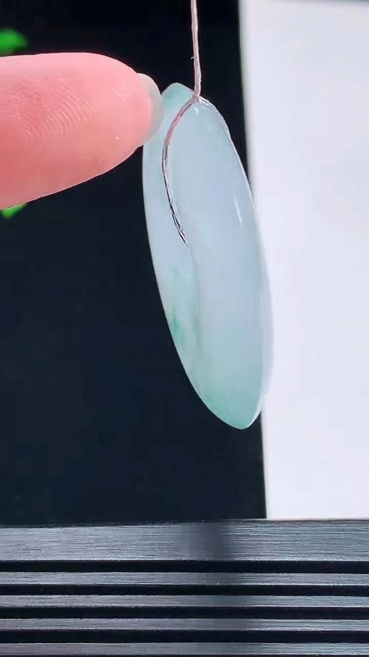天然A货翡翠种飘花平安扣吊坠，尺寸35.5-6 重量:15.75g
7月9日