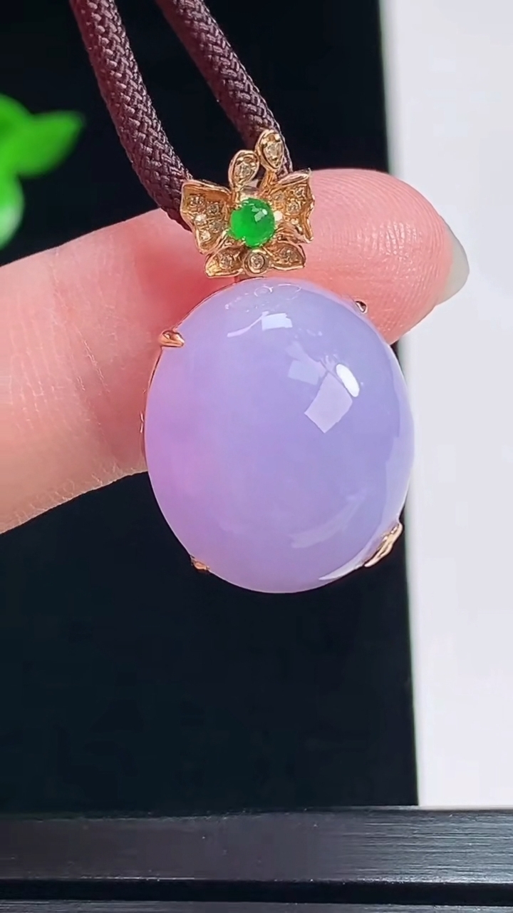 天然A货翡翠18k金紫罗兰蛋面吊坠，尺寸26-15.6-11，裸石17.5-15.5 重量:5.84g
7月9日