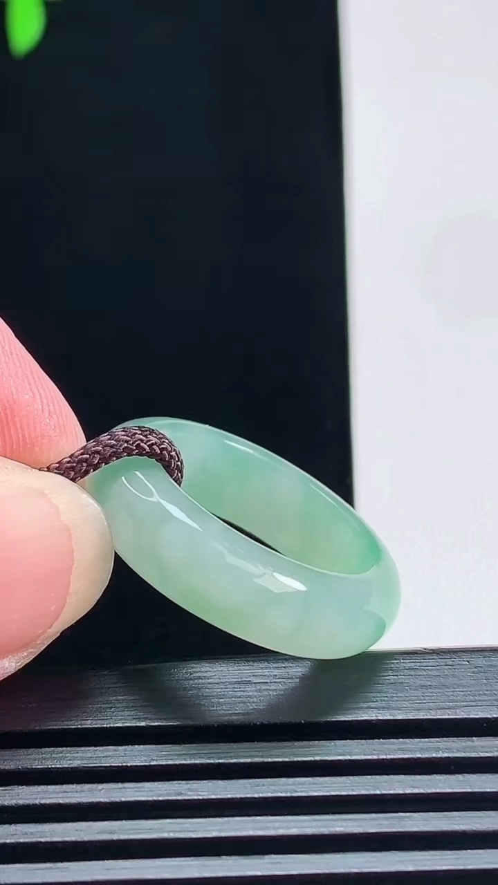 天然A货翡翠玉指环 戒指，尺寸18.3-6.2-3.6 重量:4.79g2026年7月9日
工厂直销收藏佳品,种好水足，色泽均匀，有种有色，上手高大气！