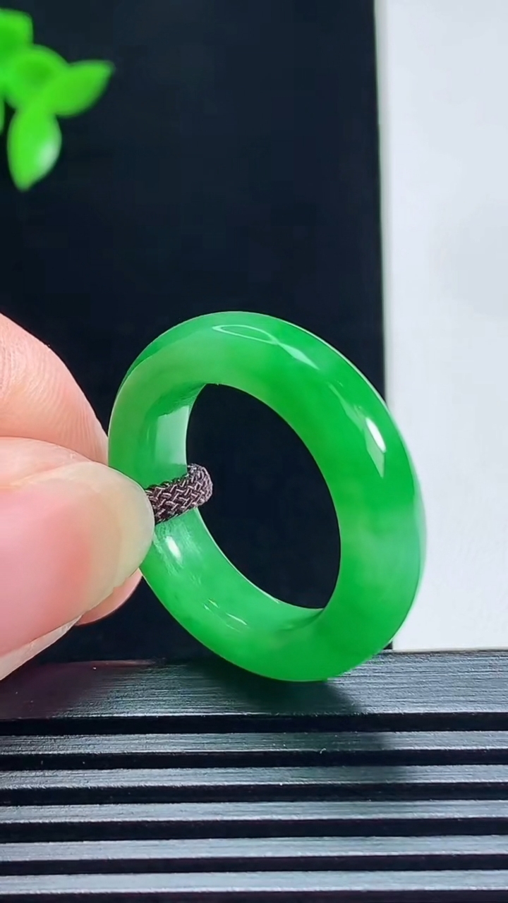 天然A货翡翠玉指环 戒指，尺寸18.3-5.6-4.5 重量:5.34g2026年7月9日
工厂直销收藏佳品,种好水足，色泽均匀，有种有色，上手高大气！