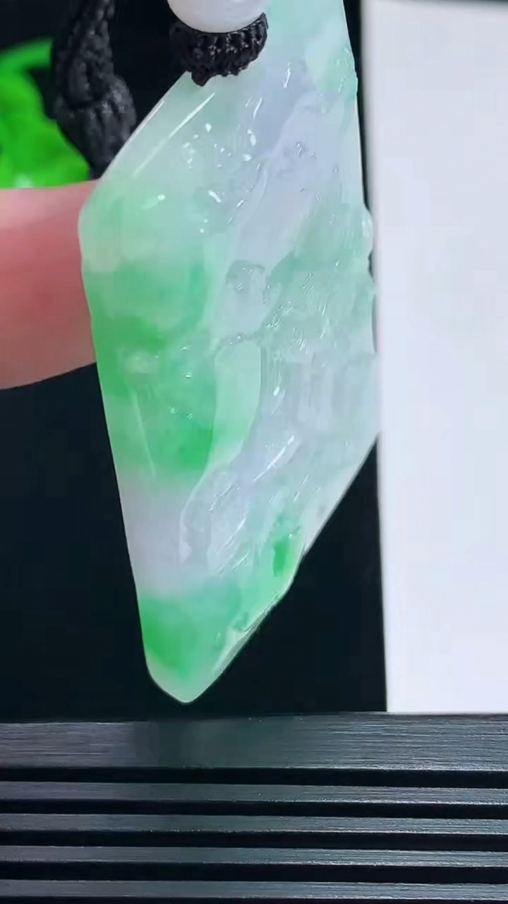 天然A货翡翠山水牌吊坠，尺寸52-36-6.6 重量:34.41g
7月9日