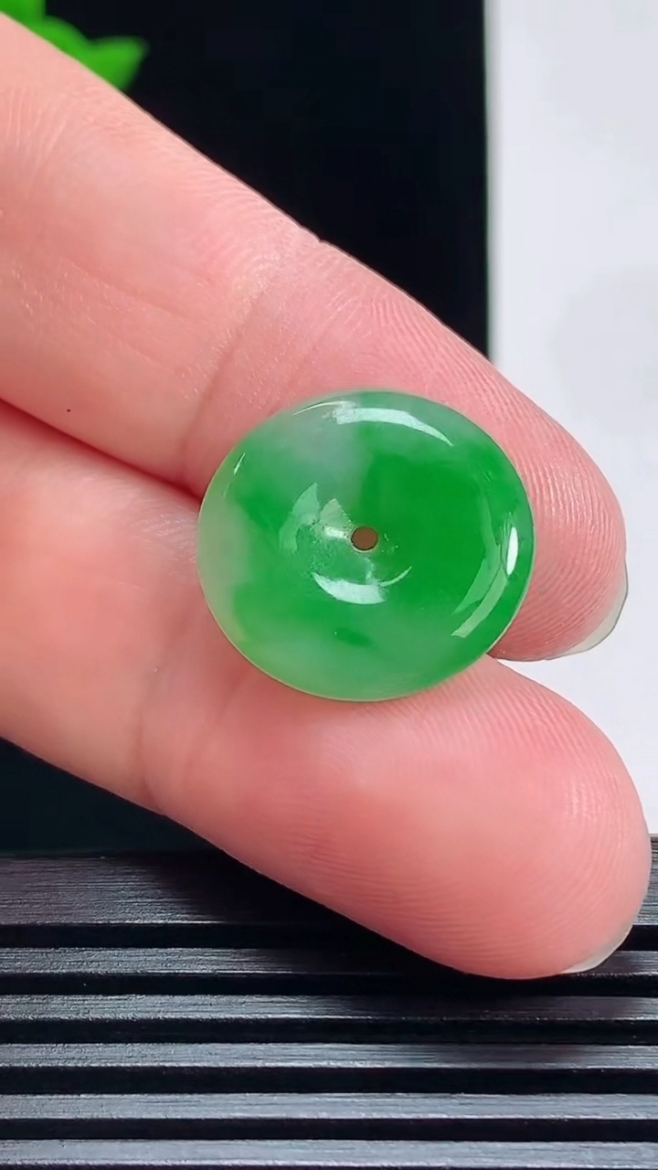 天然A货翡翠平安扣吊坠，尺寸18-3.5 重量:2.35g
7月9日