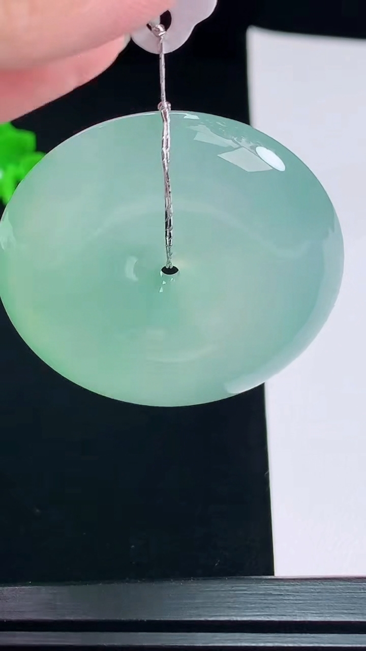 天然A货翡翠平安扣吊坠，尺寸41-11 重量:37.80g
7月9日
